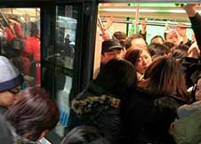 地铁乘客吊门是什么意思